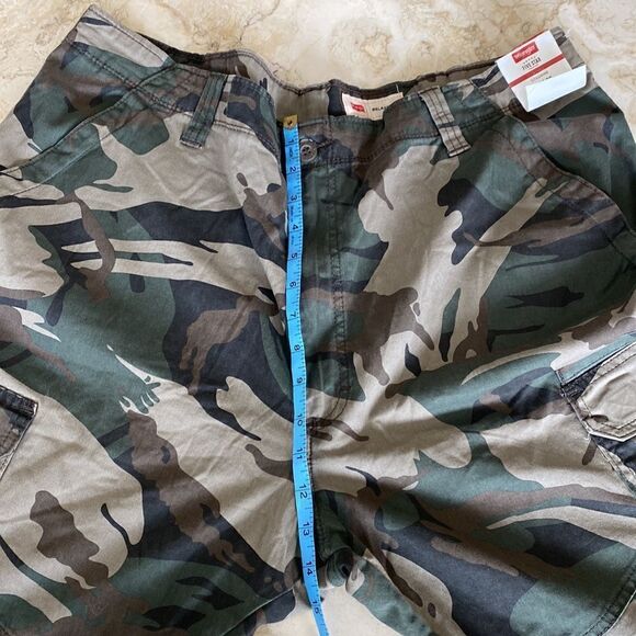 NWT Wrangler Relaxed Fit Camo Cargo Pants - Picture 15 of 16